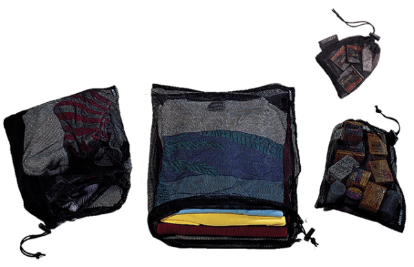Set aus vier Netzbeuteln zum Ordnen von Reiseutensilien in Reisetaschen